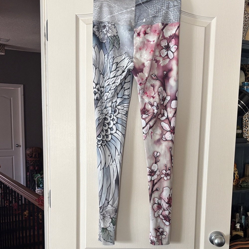 Floral Elegance Women's Leggings - Picture 2 of 5
